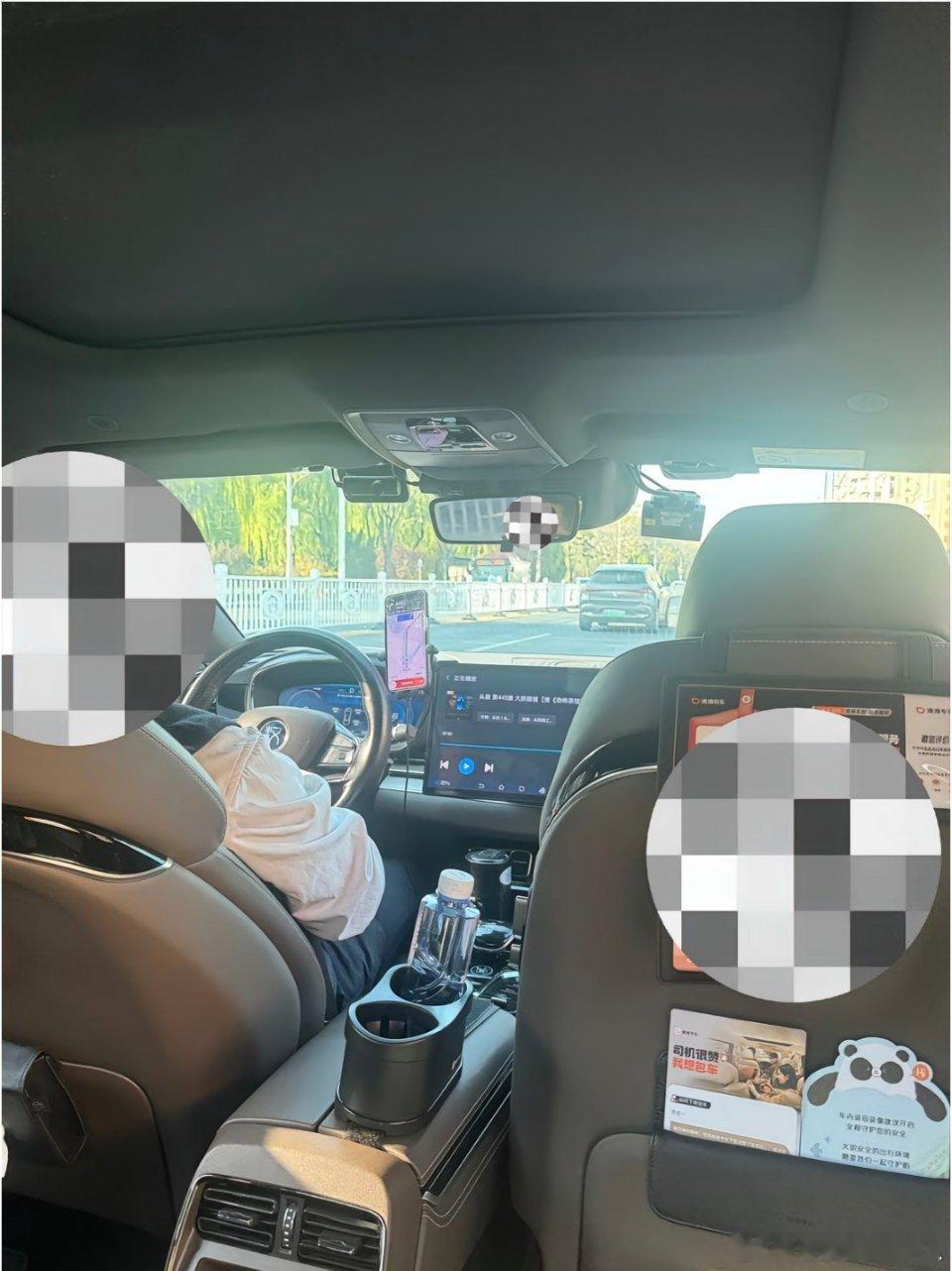 滴滴专车的品质是真的在降啊以前的专车师傅，不光戴白手套，还会主动下来开门，打招呼