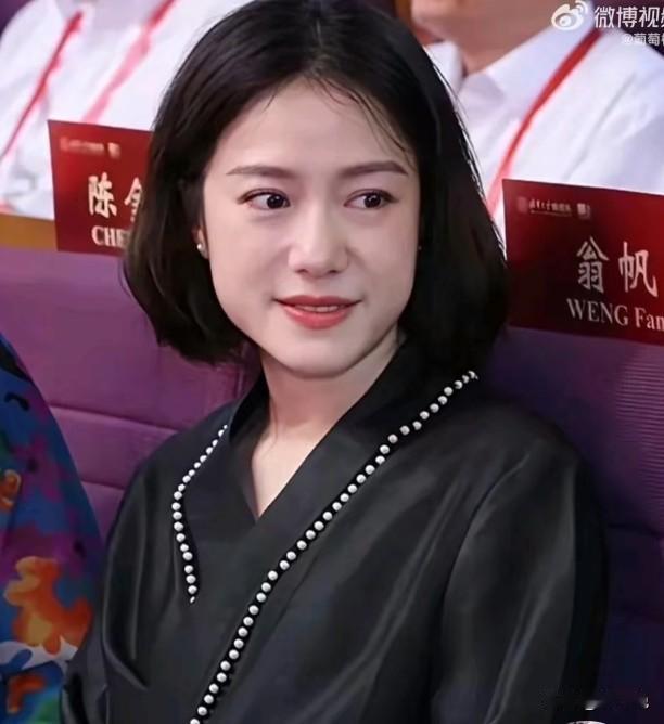 这才是真正的翁帆。杨振宁先生走后，她主动搬出清华那栋大家熟知的“归根居”，住进