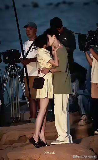 关晓彤真的蜕变了，不在拘泥于国民好姑娘，她已经开始都市爱情剧，有亲吻，有暧昧。