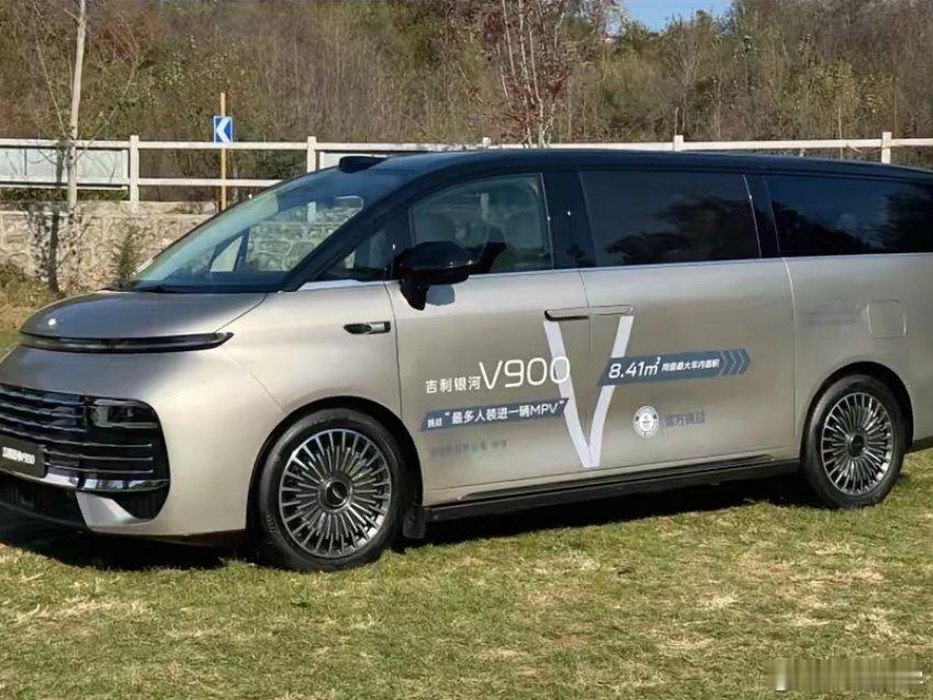 吉利换上“天马”新车标，首款增程MPV来了11月25日，吉利银河官方宣布，银河V