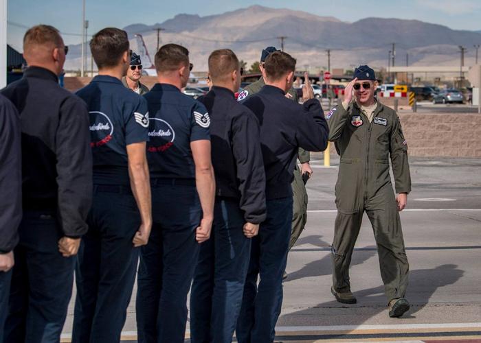 美军居然真的开始从叙利亚基地撤退了。接管方，叙利亚过渡当局。这剧情看着魔幻，中东