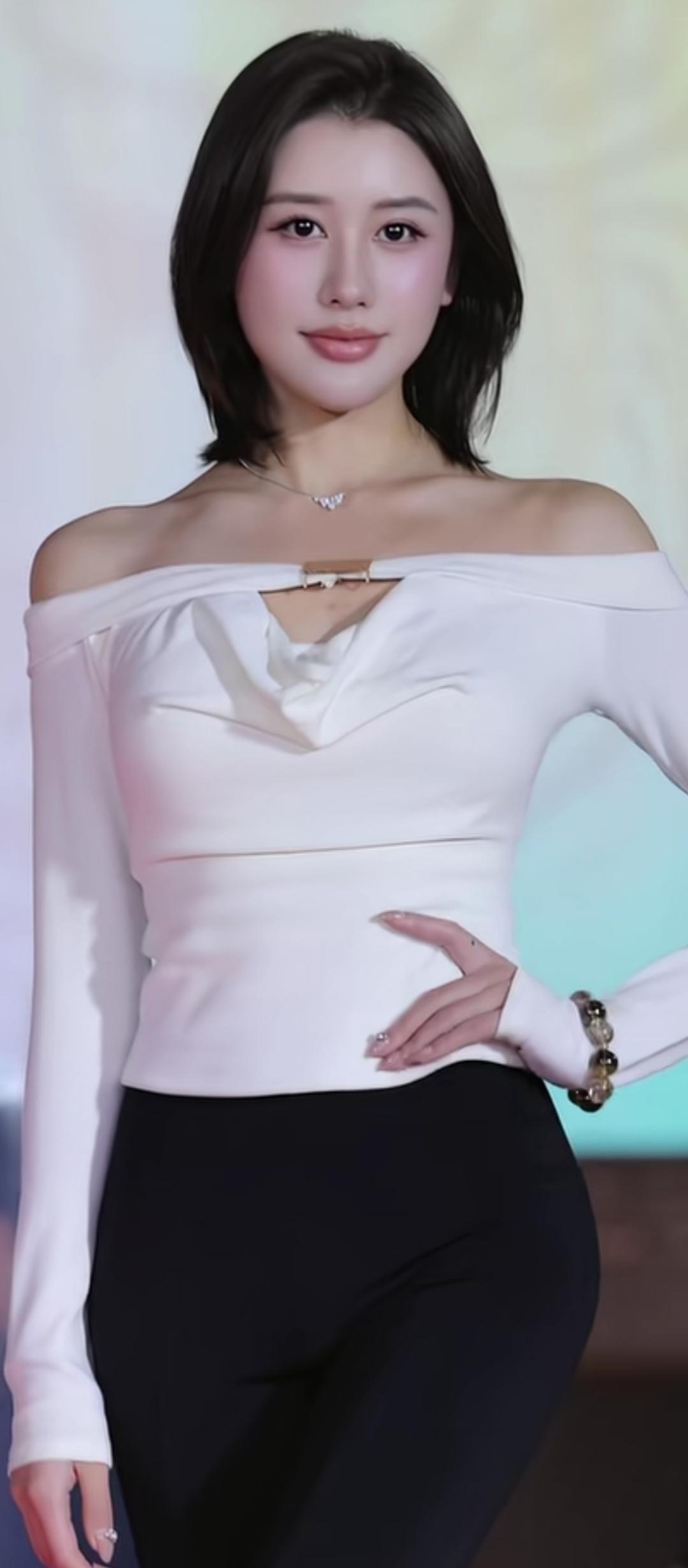 玉颜如花，白衣似雪。