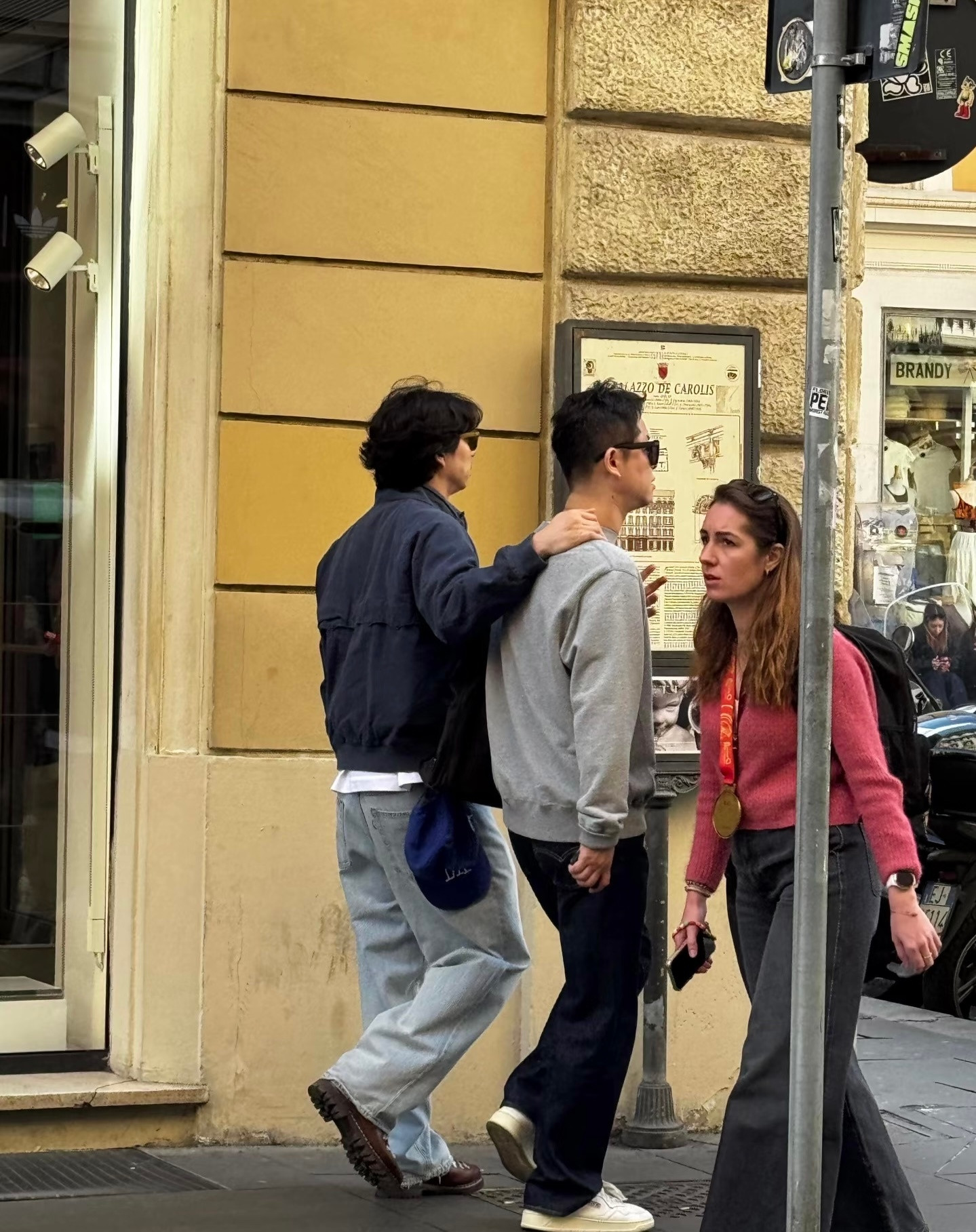 网友在西班牙街头偶遇孔刘与男子搭肩散步，🍠的网友总能看到别人藏着掖着的事……