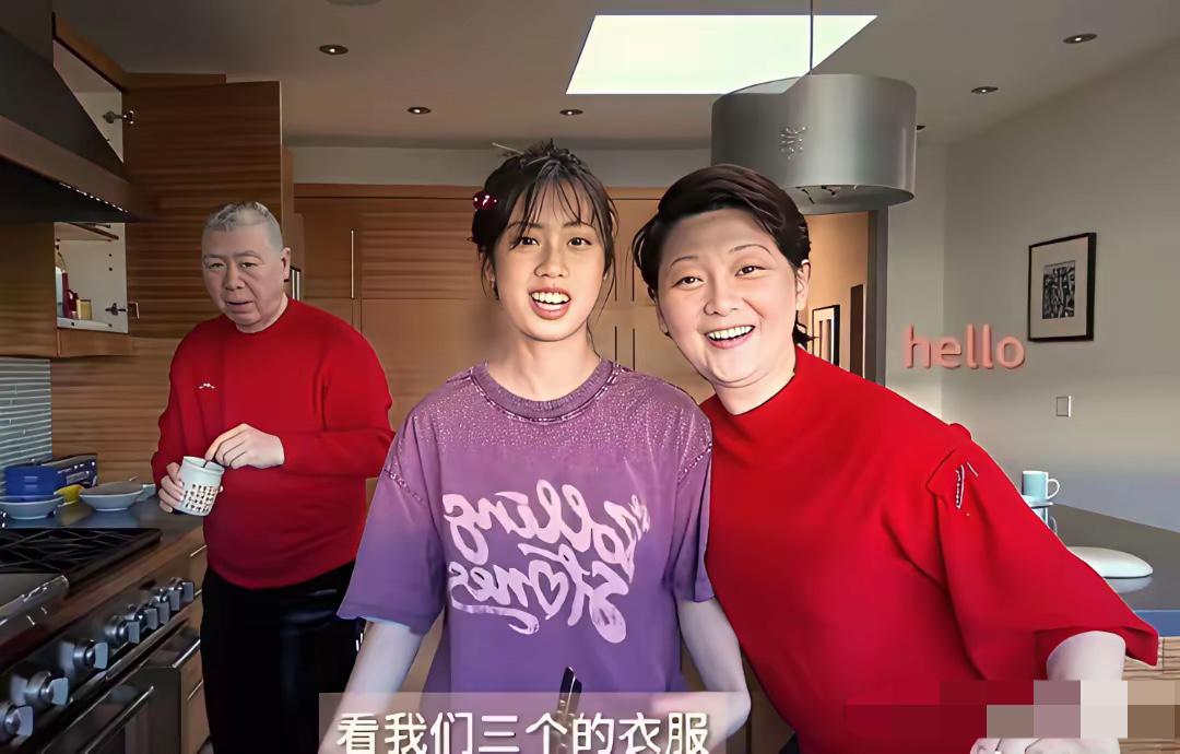 冯小刚在美国过年，他家八百万美元的比弗利山庄豪宅，看着却像普通人家，厨房设备还是