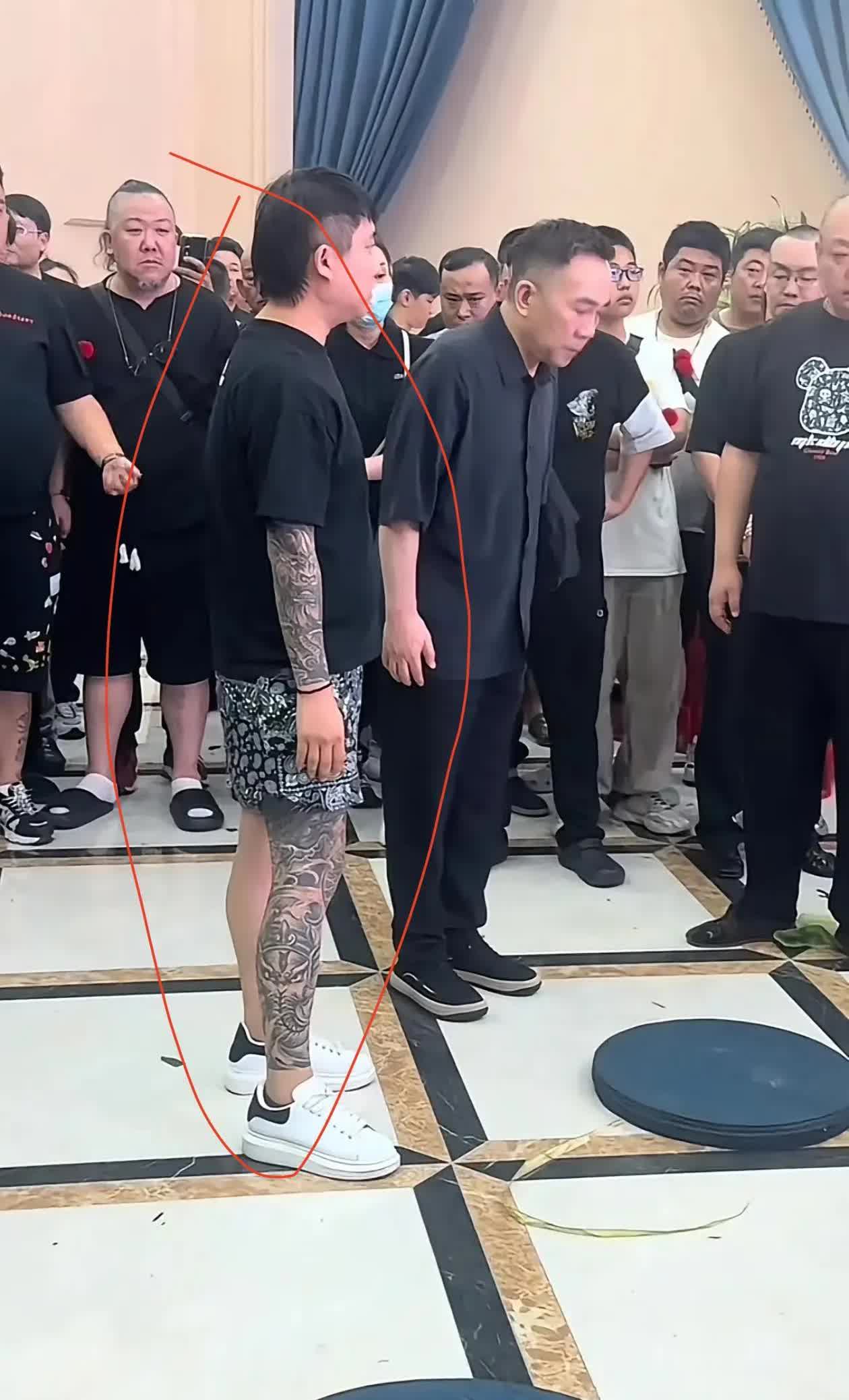 那个纹身男没有裤子吗？参加葬礼怎么这么不注重穿着呢，虽然是喜丧，但是也要心有