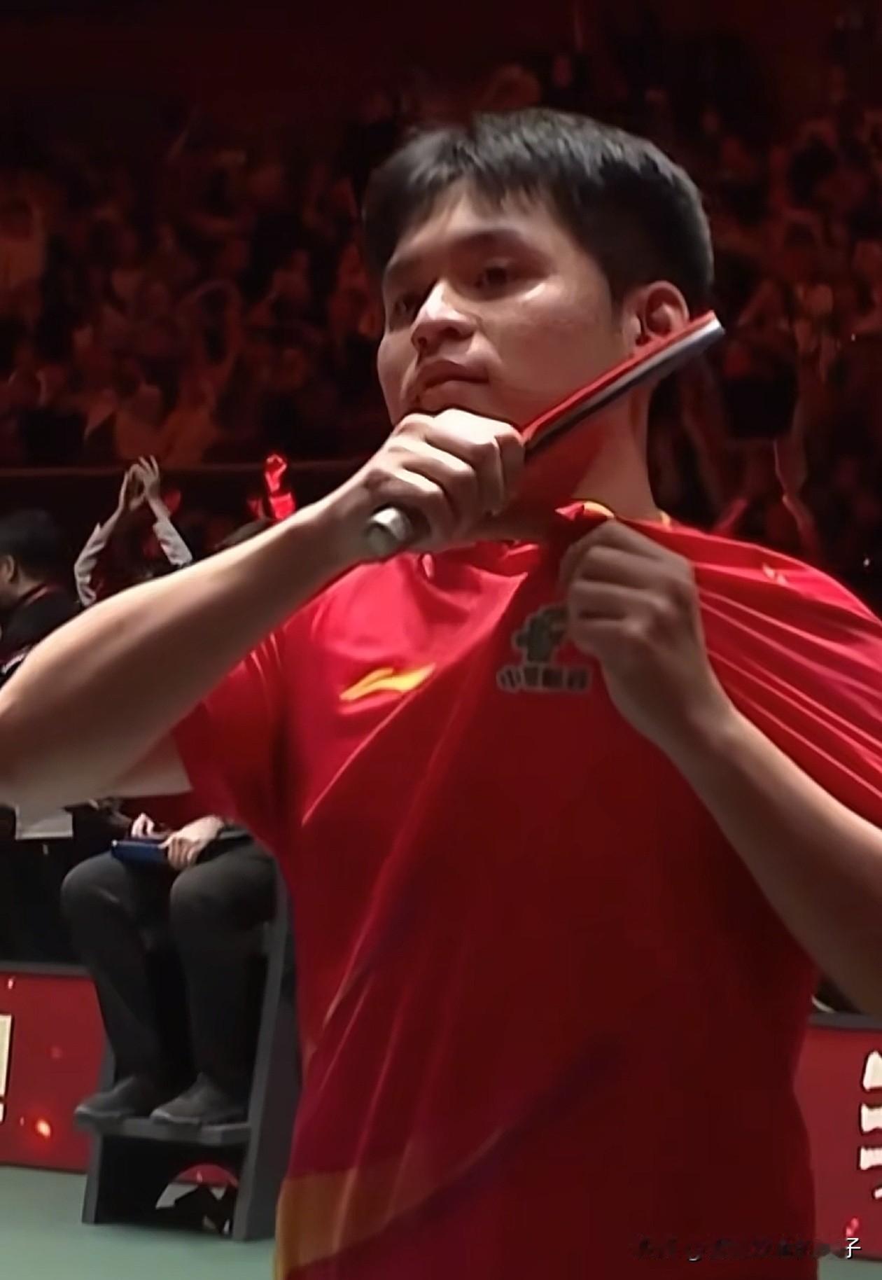 不知道大家注意到一个细节没有？林诗栋在战胜张本智和后，第一时间不是奔向旁边的