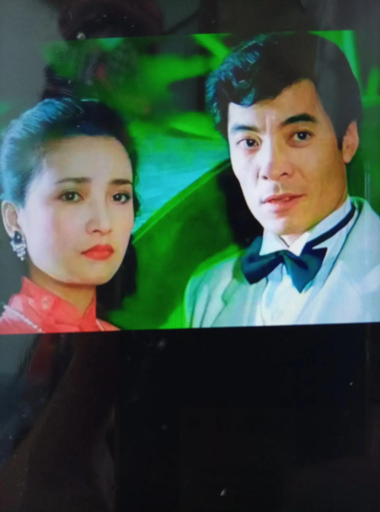都说何晴是嫩白莱，让刘威这头猪给撬了，人尽皆知何晴当时中国影坛的四大美女之一，何