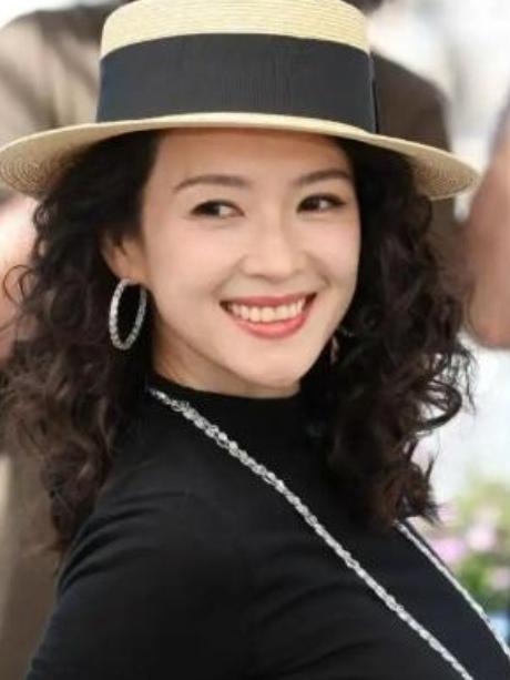 要说景甜不漂亮，没人会认同，景甜的美貌是公认的。然而把景甜和章子怡的照片放在一起