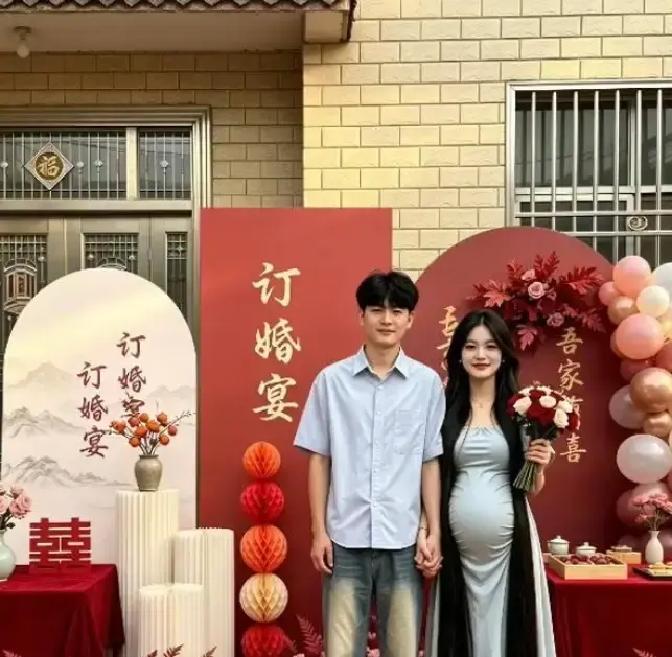 订婚宴的圆桌正中间，红布包着整整16万现金，在镇上餐馆吊灯底下晃眼得很。男方父母
