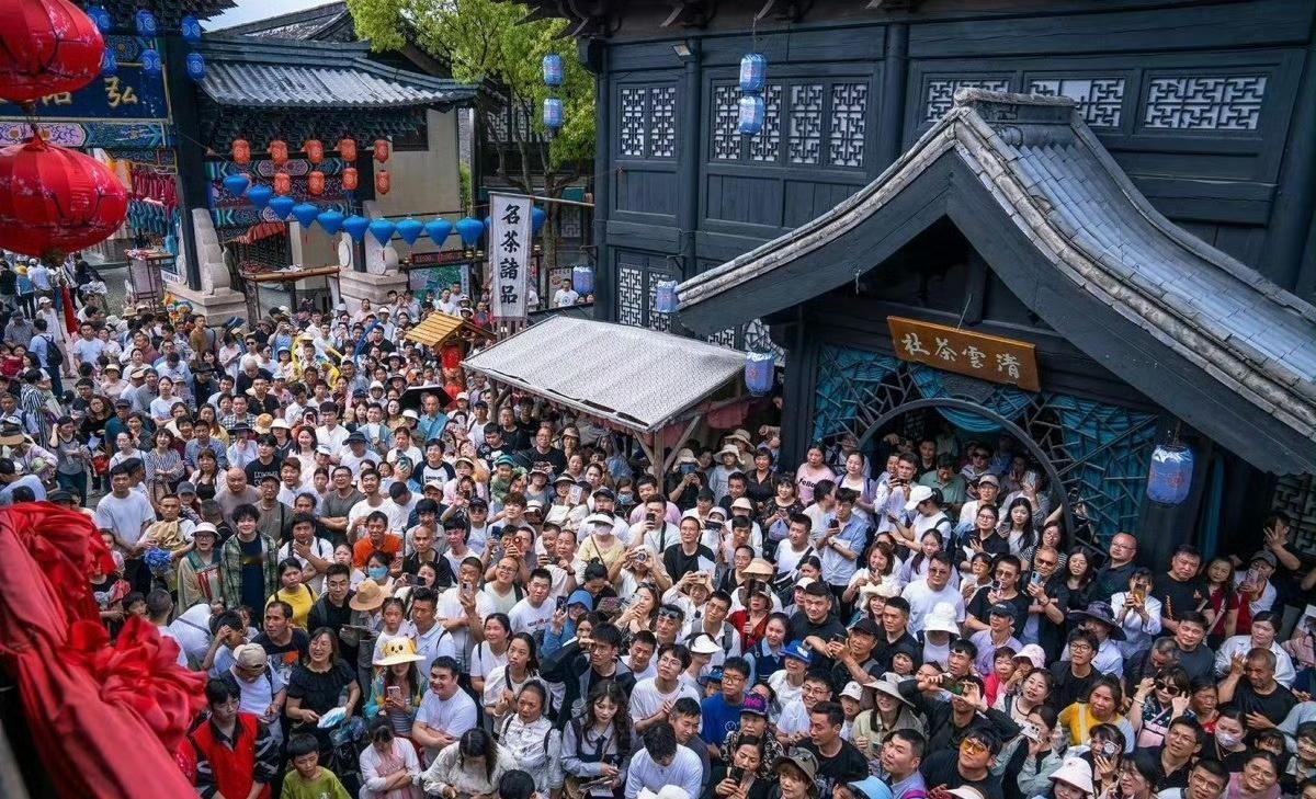 任嘉伦宋祖儿《无忧渡》有效播剧，带🔥实景拍摄地，现场人山人海!​​​