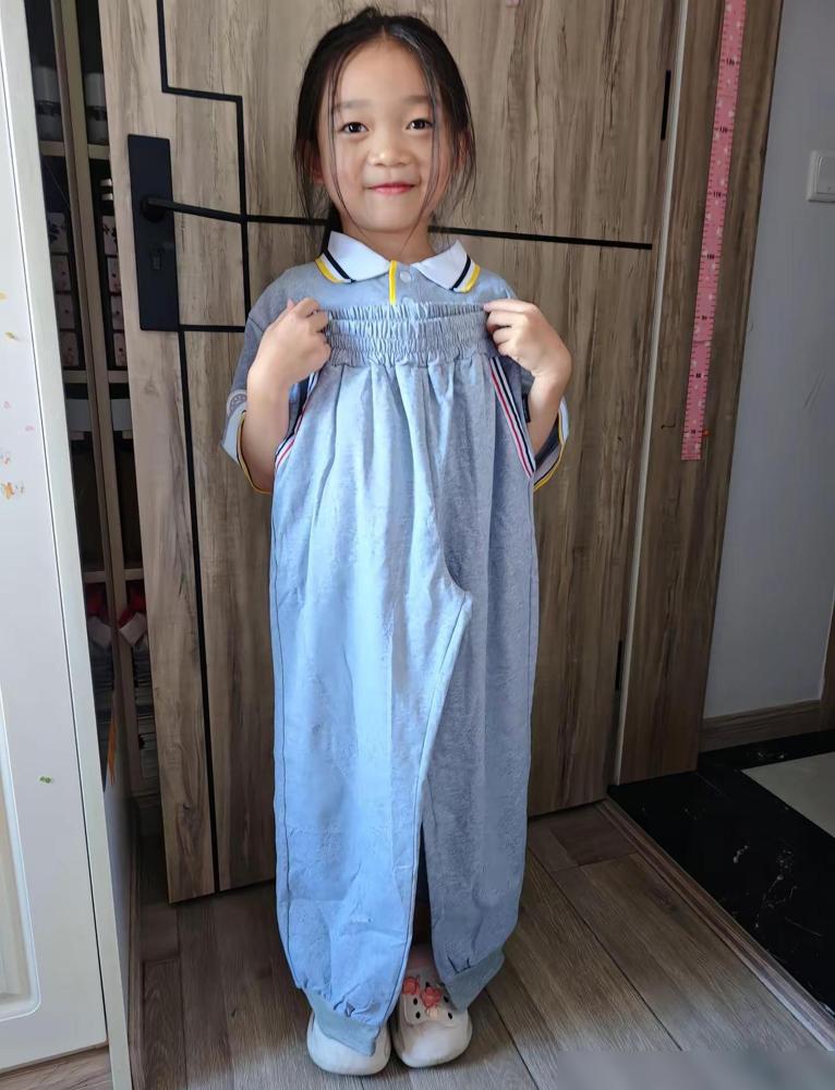 一年级新生的你们发校服了吗？我家娃去年刚上的一年级，这场景简直和我家当时一模