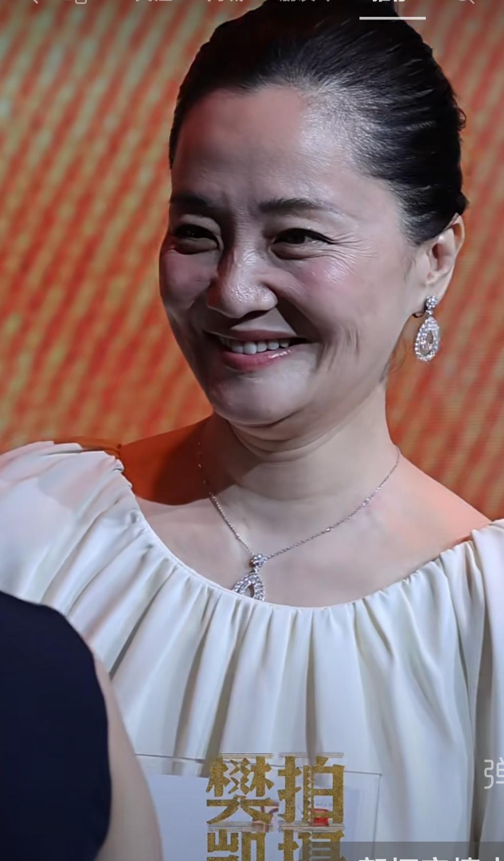 我怎么感觉她也就演《红樱桃》那会儿是真年轻，打那之后，就没见她有过年轻的模样。