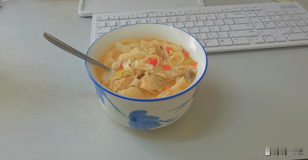 老公拔牙，我也吃面条了！[捂脸哭]我今天和老公吃一样的算了，老公拔牙不能吃米饭和