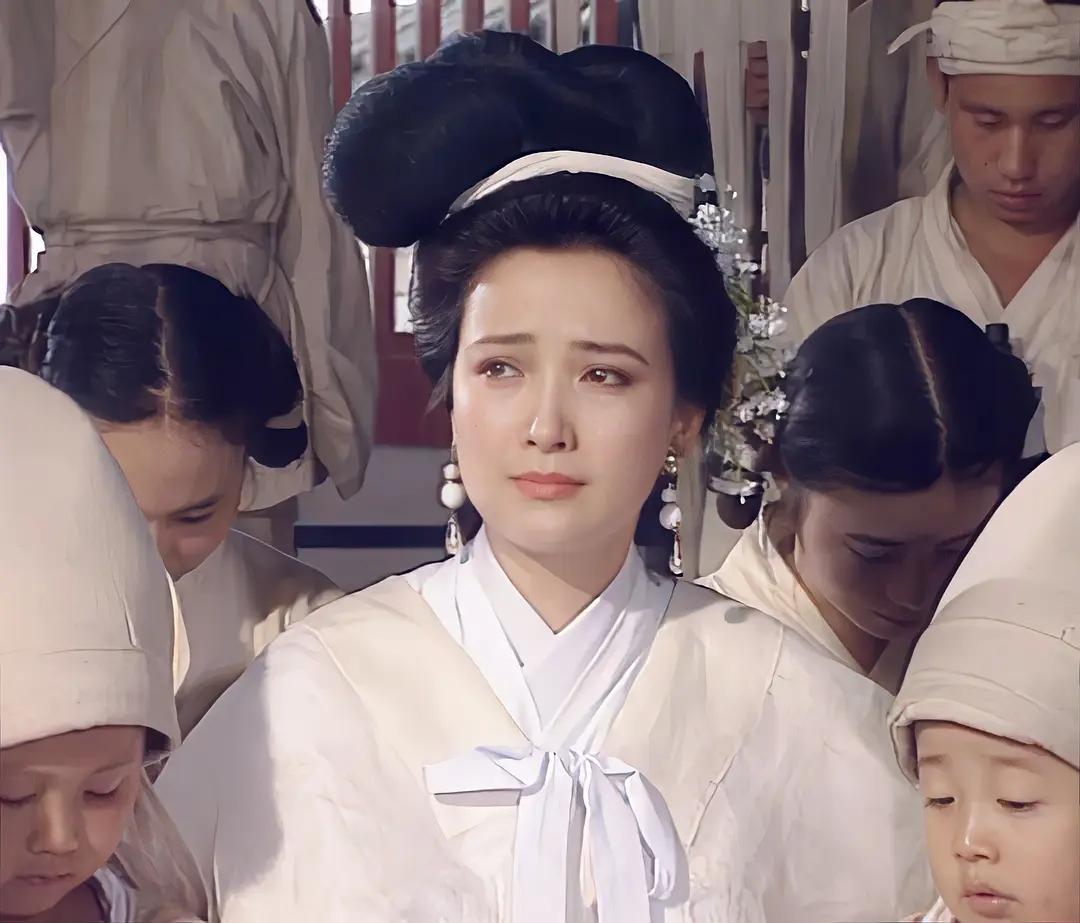 巧合还是姻缘？何晴的父亲因脑溢血去世。何晴的母亲也是脑溢血，开颅手术再也没醒来