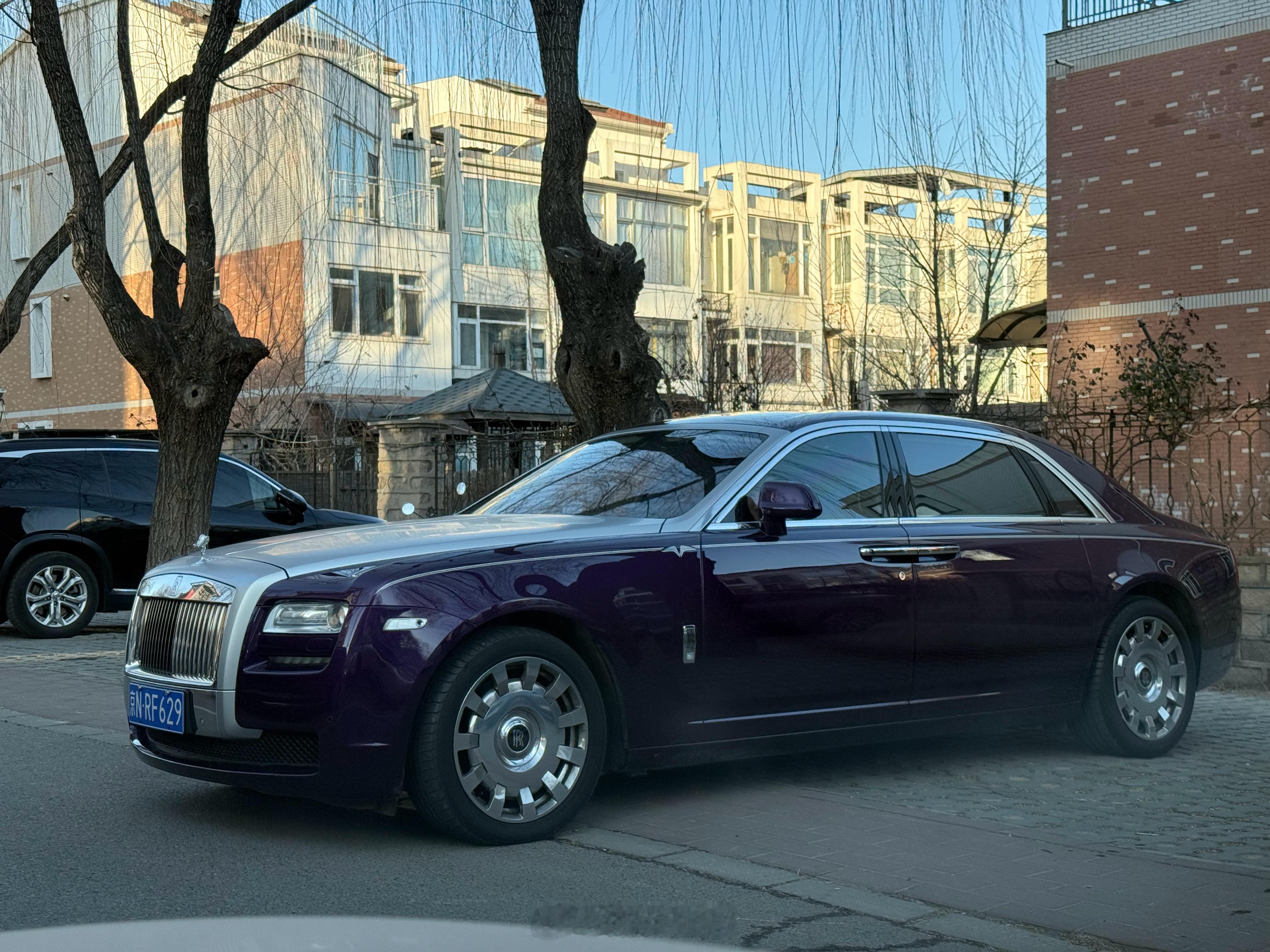 我家附近有一所国际学校，放学接娃的车没有低于30万的，而且这学校的学费，一年就将