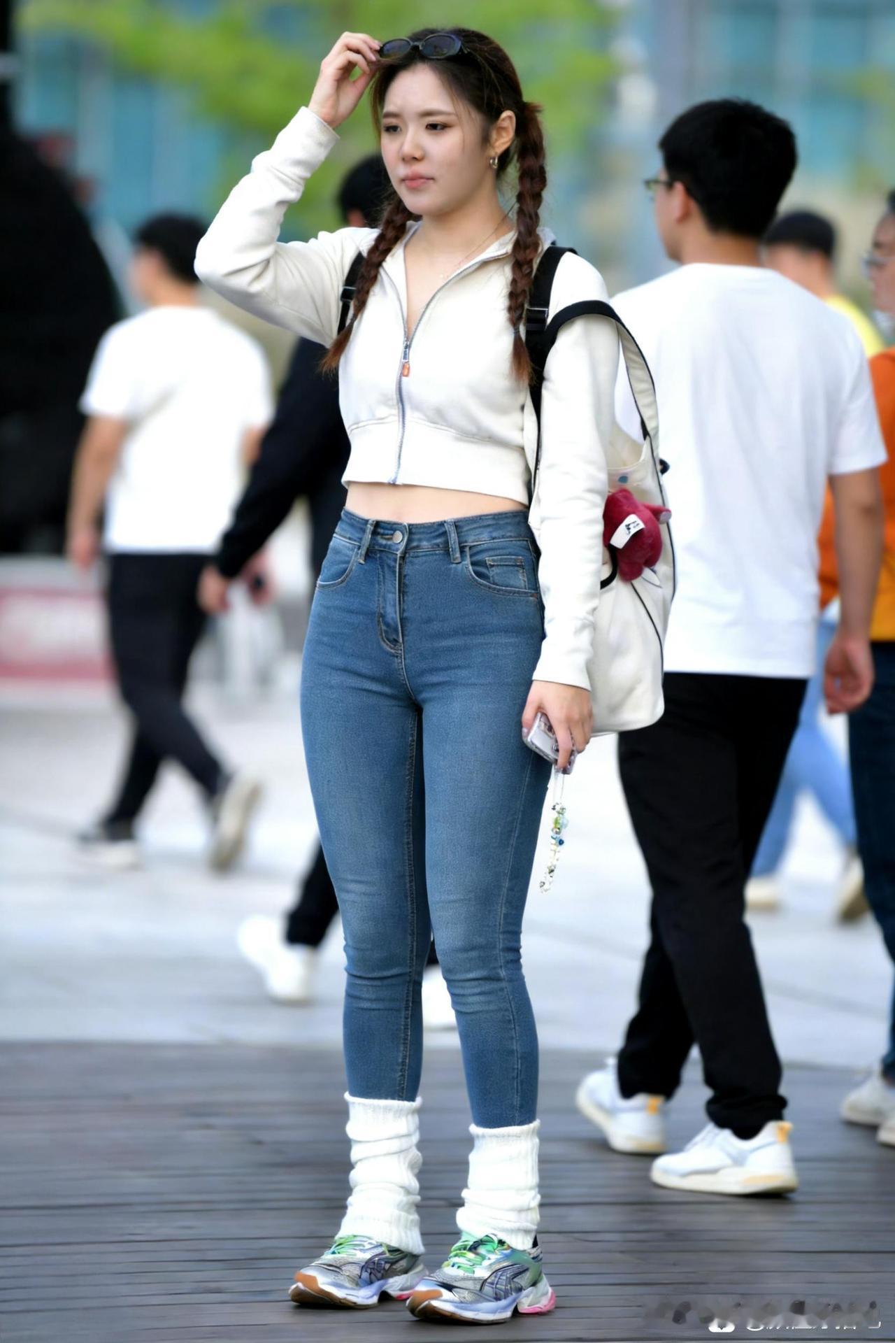 青春活力穿搭这一套就够了！白色运动鞋配牛仔裤再搭白色拉链卫衣，这组合谁穿谁好看。