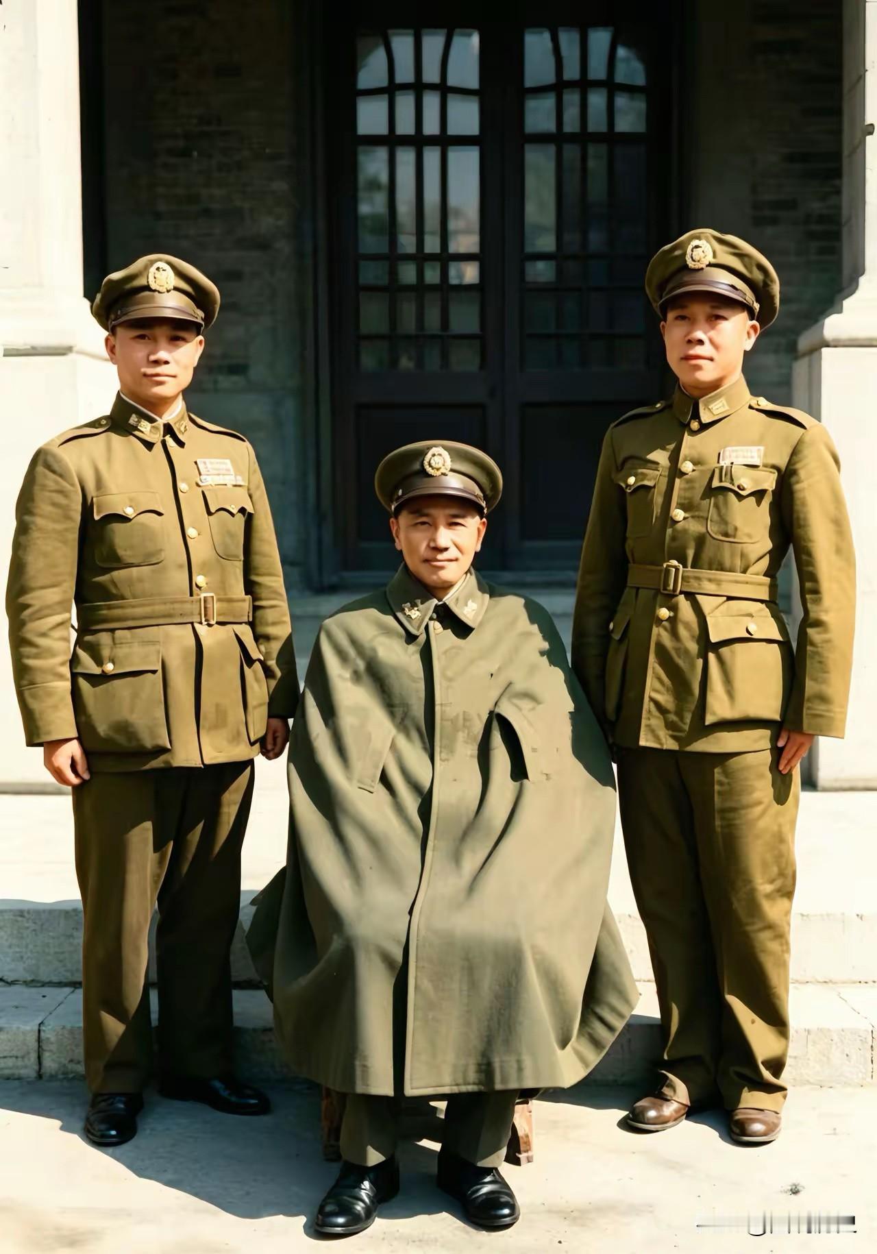 一张历史老照片！1947年，老蒋飞往济南城，在济南城视察期间的一张珍贵合影，