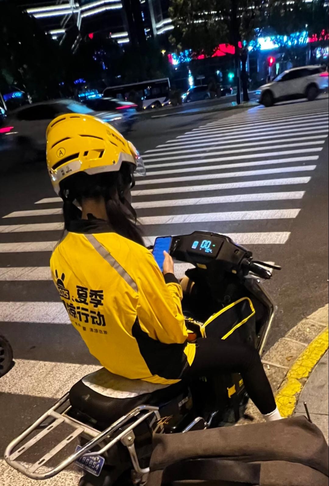 老公一出生，妈妈就因难产去世后来父亲靠开大货车养活一大家子但好日子也只停留在