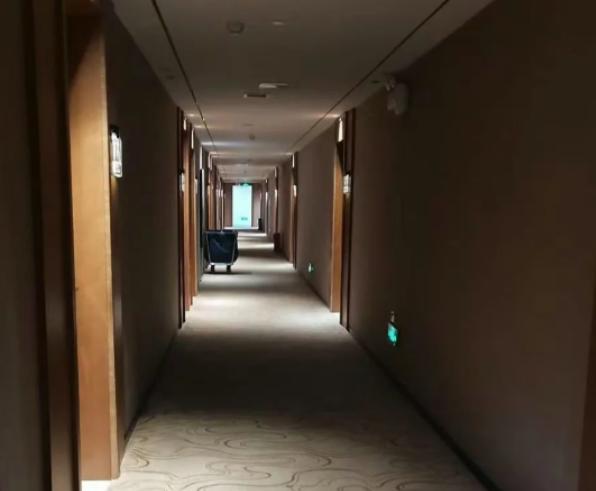 以前住酒店，退房时总要等个几分钟，服务员上去查完房才能走。现在呢？放下房卡，转身