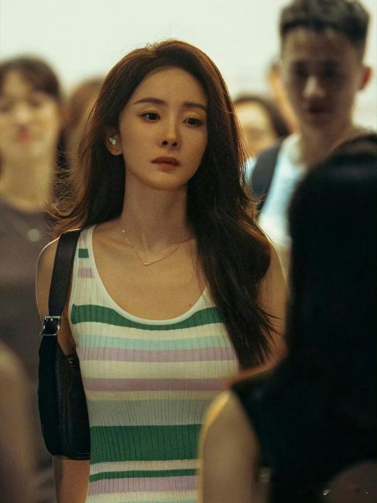 一部5亿票房的电影，最后火的居然是一条裙子。张艺谋的惊蛰无声，豆瓣开分6.3