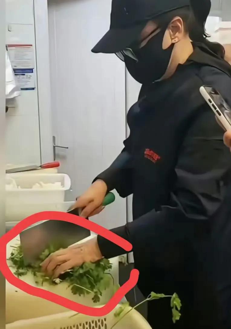 张兰直播翻车！本想证明“锅气”，却暴露“底气”不足！本想证明自家不用预制菜，结果