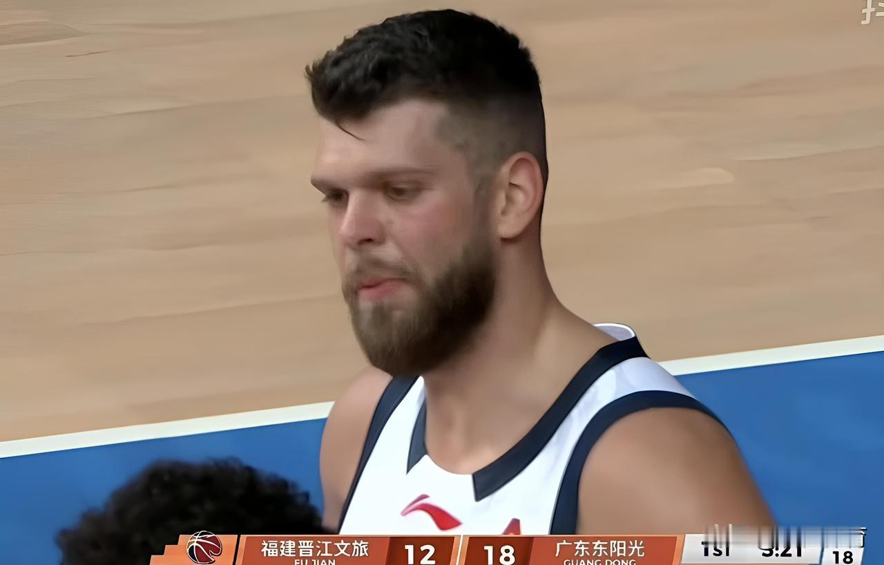 广东队新签的这个大外援拉科塞维奇，进攻有多香，防守就有多臭啊！代表广东队首秀