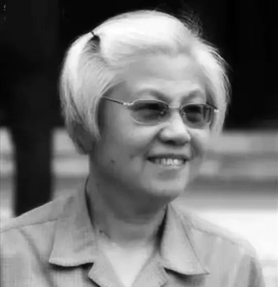 外交部的会议室里还留着她当年的座位，木质扶手磨出温润的包浆，桌角那杯喝剩的龙井早