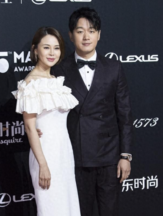 关悦携16岁女儿看话剧母女似姐妹超模潜质引热议