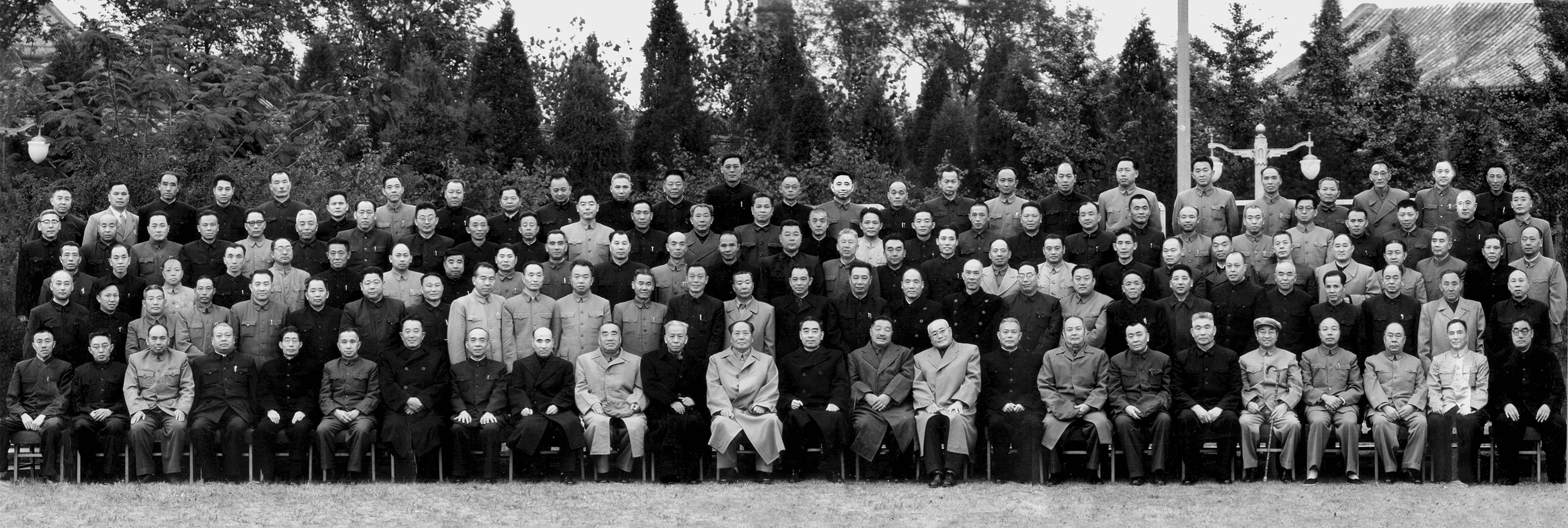 1960年10月，毛主席接见军委扩大会议全体同志留影。第一排坐着的，从左起：刘