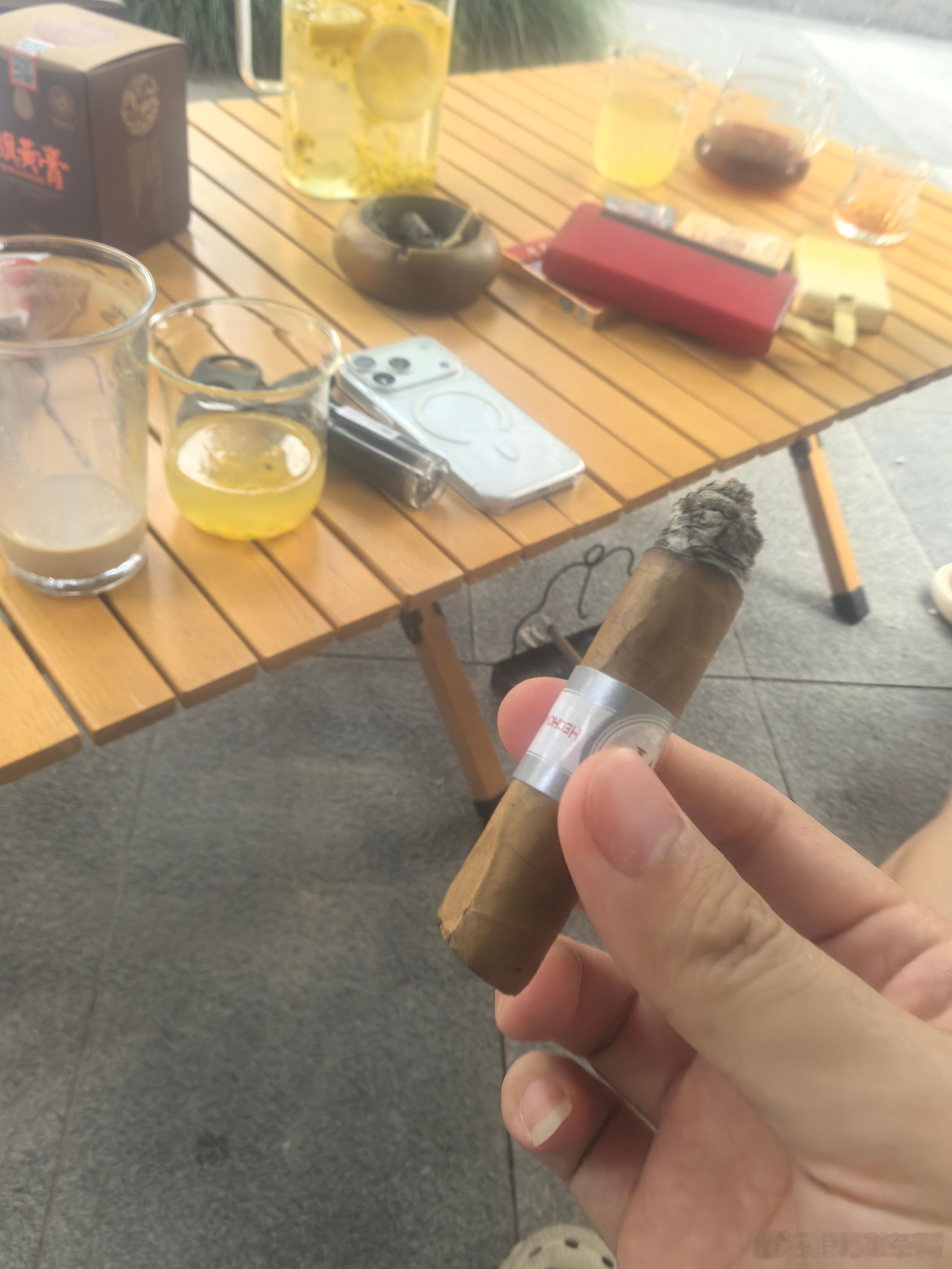 复盘结束后，咖啡一杯，雪茄一支还碰到一位退休大佬[doge]​​​