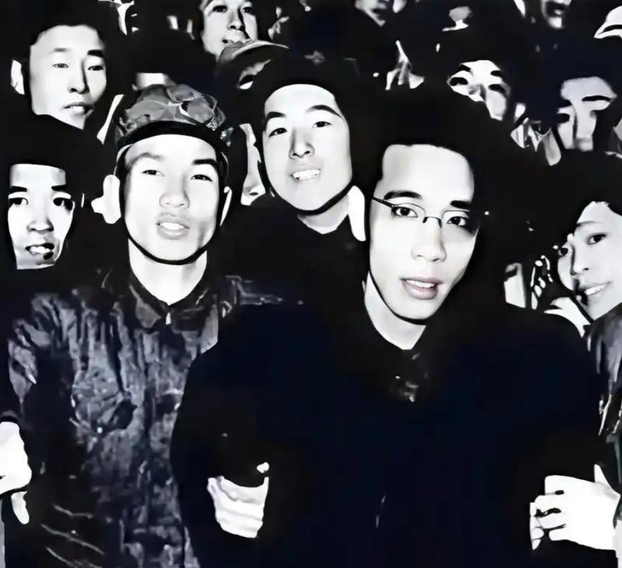 1950年，黑心商人王康年将过期变质的止咳糖浆，卖给了解放军，部队发现后，责问他