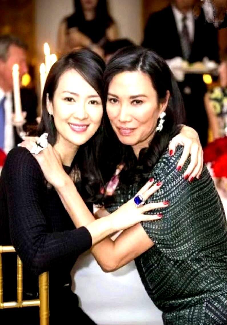 照片发出来那刻，网上所有看客都挨了一记响亮的耳光。都猜她们早掰了？邓文迪系着