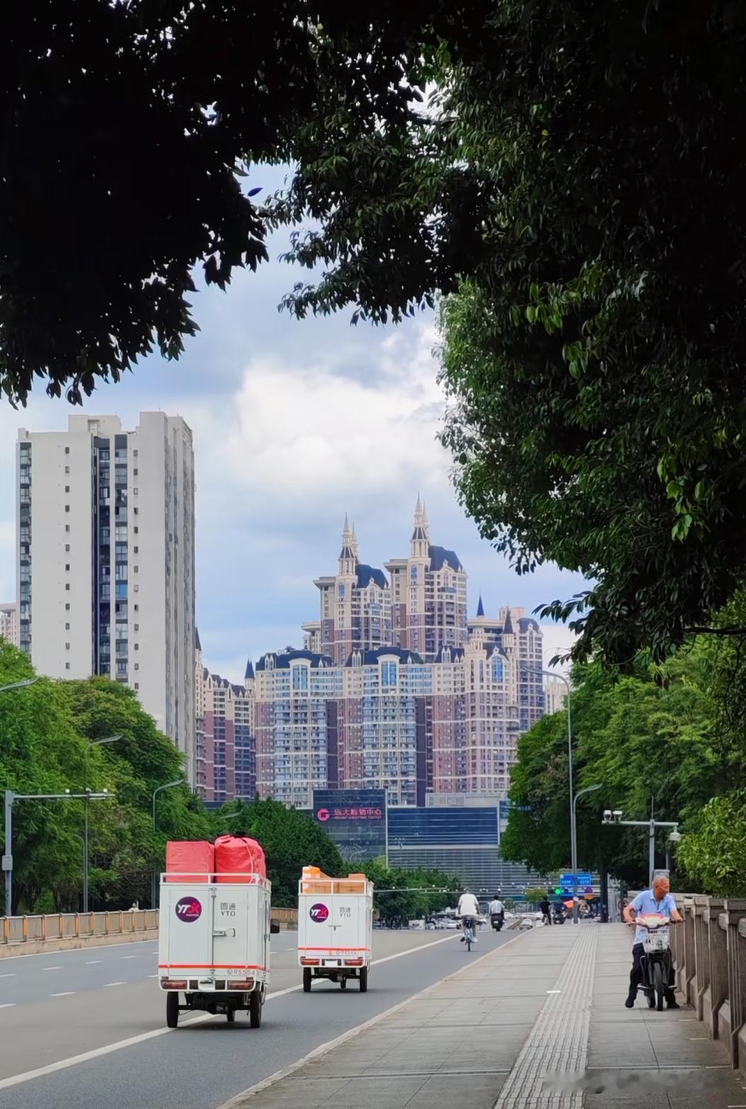 我这乡里人进城了，请问成都人这是城堡吗？乡里人进城了，老远看到前面，好大一座欧