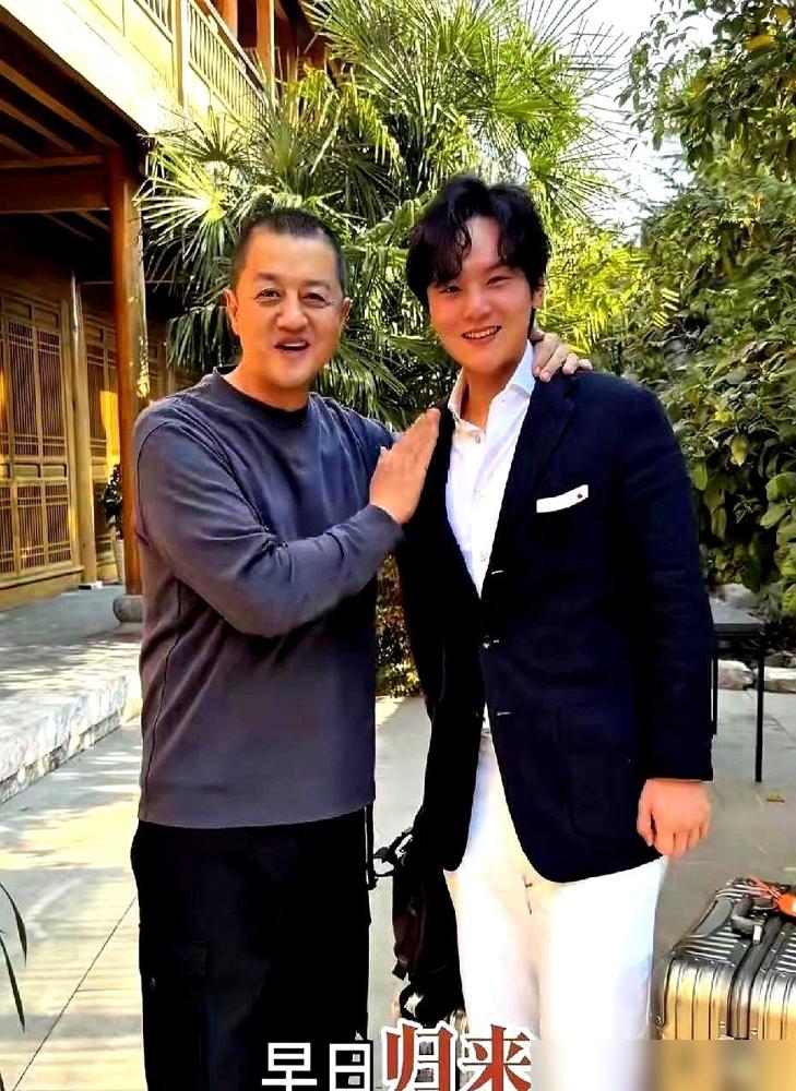 李亚鹏去陈光标家串门，进门就被吓到了。他没瞧见预想中的金山银山，却被陈光标两个儿