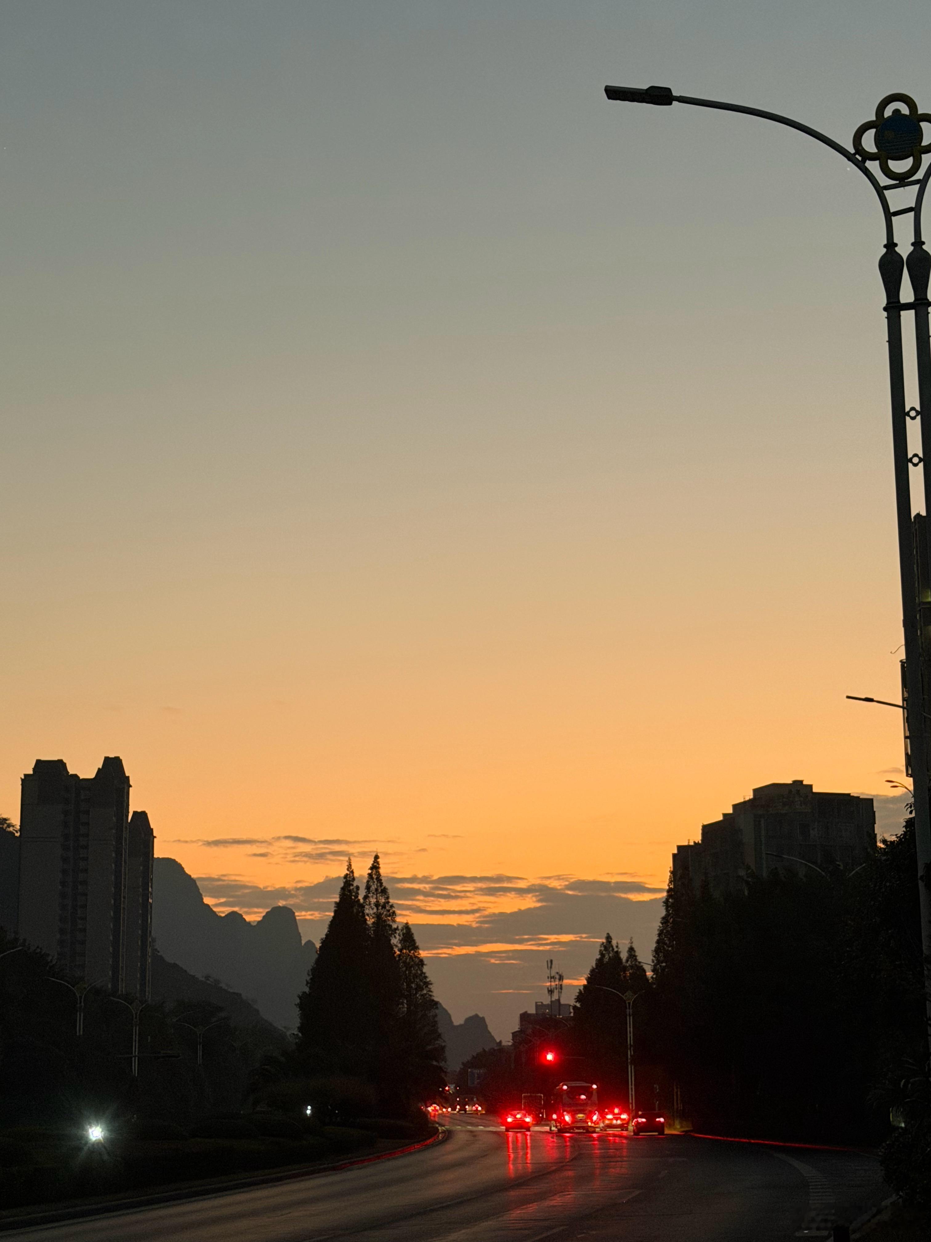 前面的城市里居然是山