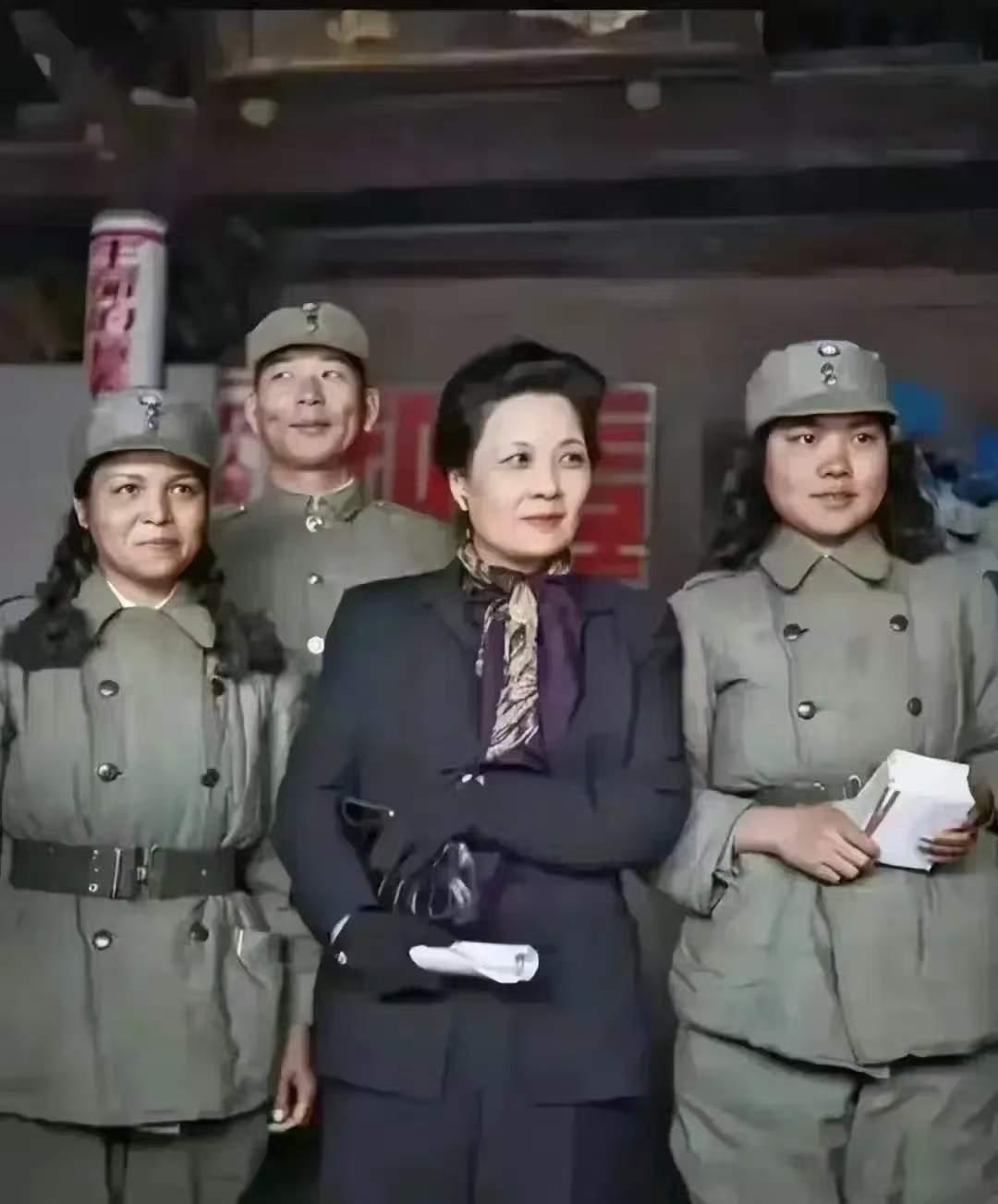 老蒋授衔的7位女将军，一位是老蒋的夫人，一位是军统女特务，三位是蒙古王爷福晋，两