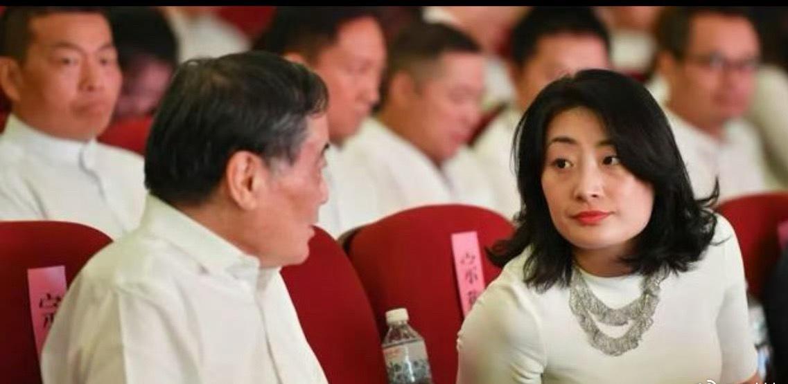 坊间传闻宗馥莉经常绝食跟爹闹，她爹没办法就妥协。宗庆后确实不太像忍心看着孩子绝食