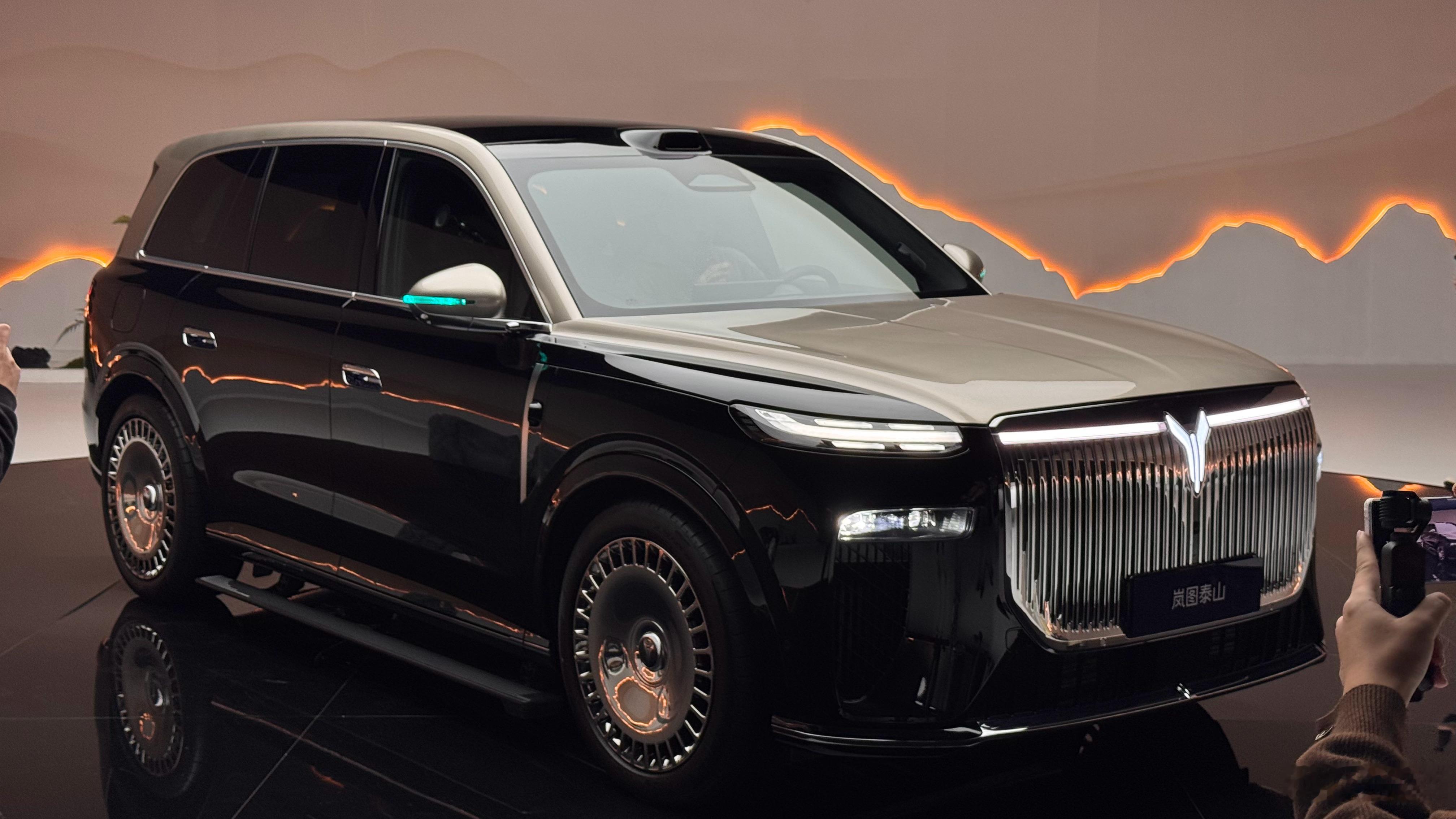 岚图泰山的三腔空悬竟然直接是标配！37.99万MAX版本，带四个电动门、四座座椅