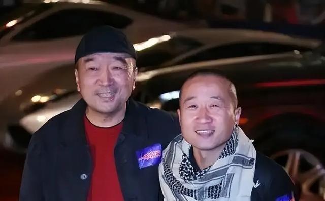 1999年，李保田儿子李彧被人忽悠签了300万的合同，对方说:“只要让你爹来客串