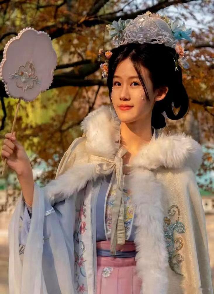 陆毅女儿才十几岁怎么脸就有塑料感了