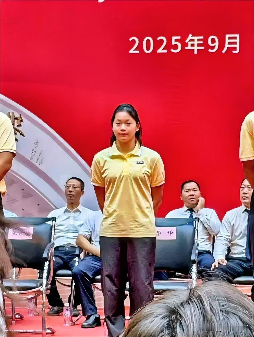 全红婵真的长大了再也不是那个初出茅庐14岁就拿到奥运金牌的小女孩了现在
