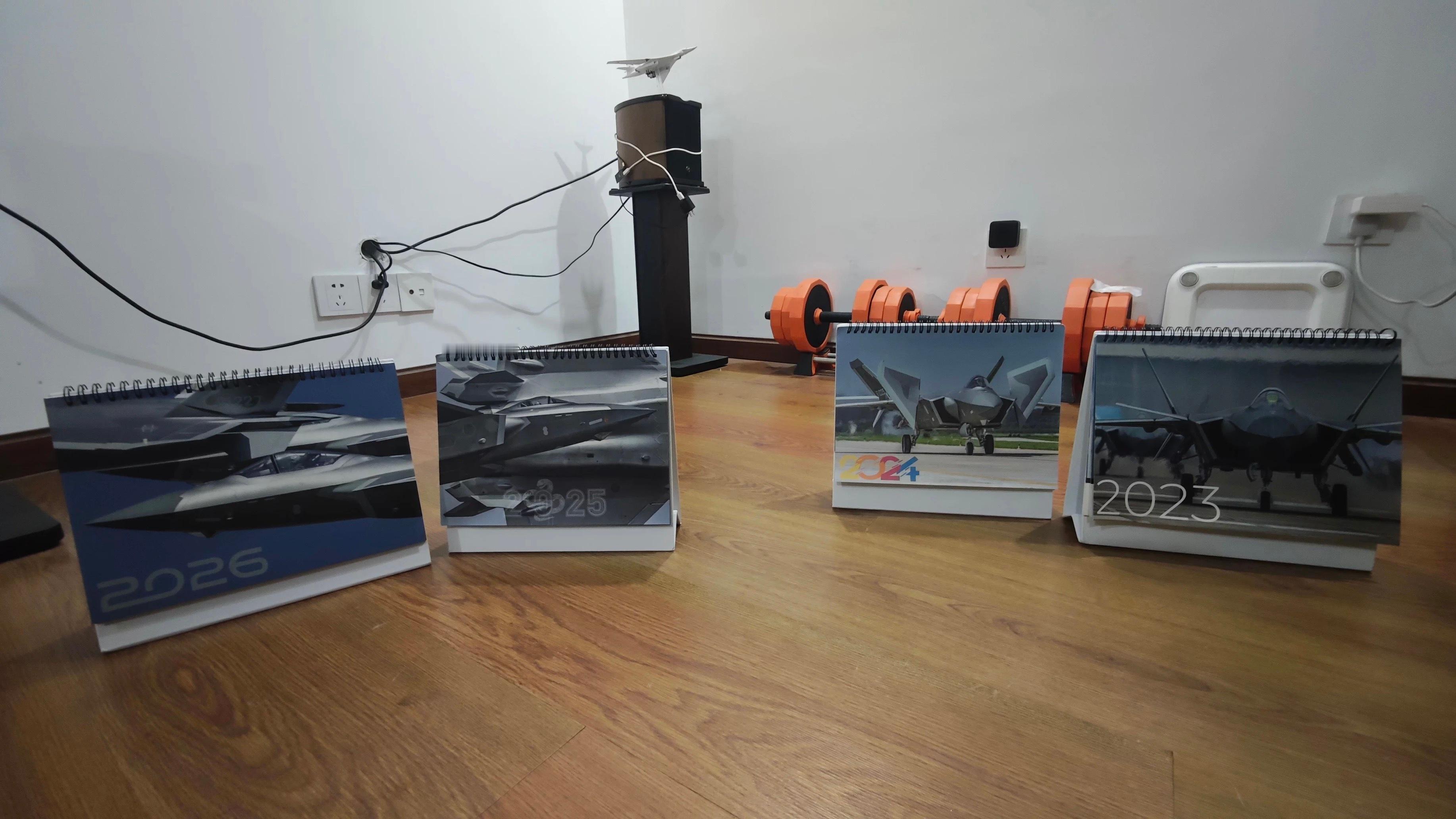 看到一位买家秀连续四年整整齐齐的歼20封面哈哈哈哈