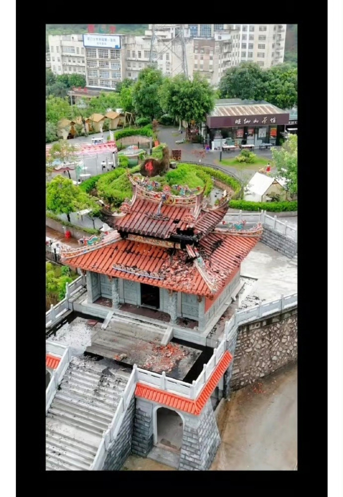 存心邪僻，任尔烧香无点益；持身正大，见吾不拜有何妨。  