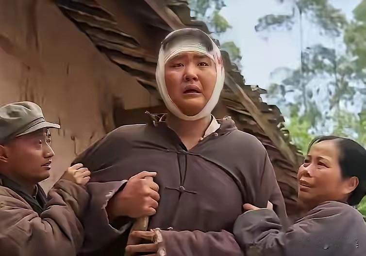 说一个笑话，峨眉山的猴子特机灵，他们在朝拜的众生中把乞讨当成应该的。它们在抢夺游