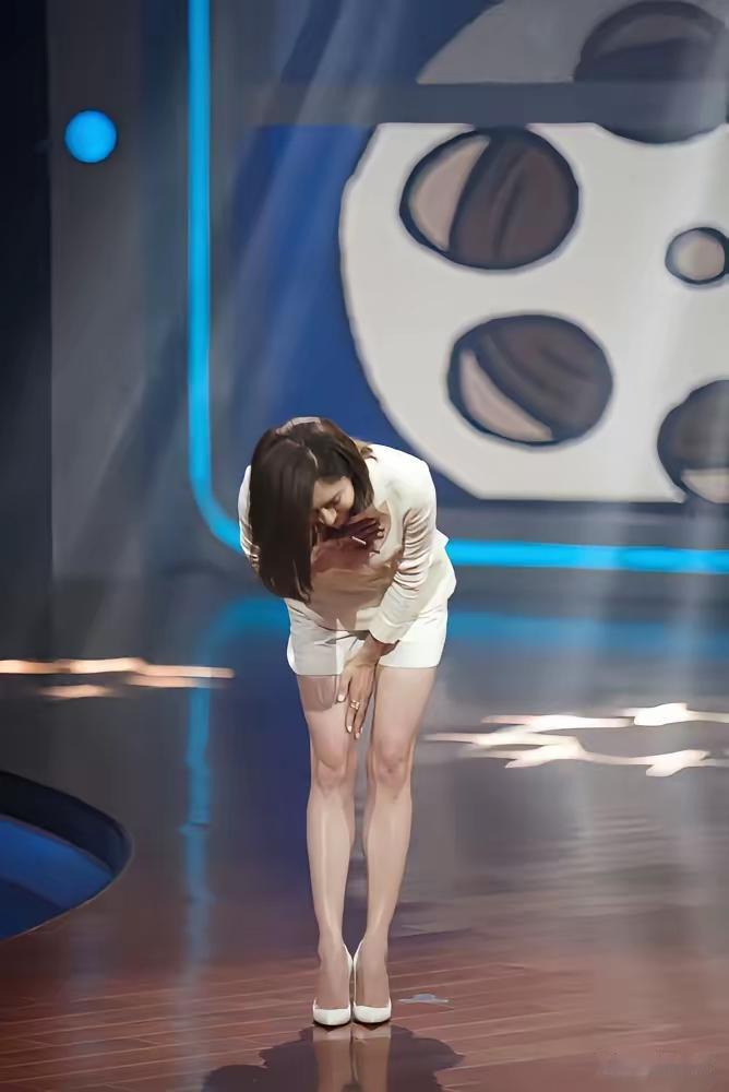 江疏影这波讨论又上热搜了。​腿好看就叫“奶棒腿”，媒体真会造词。​娱乐圈对女