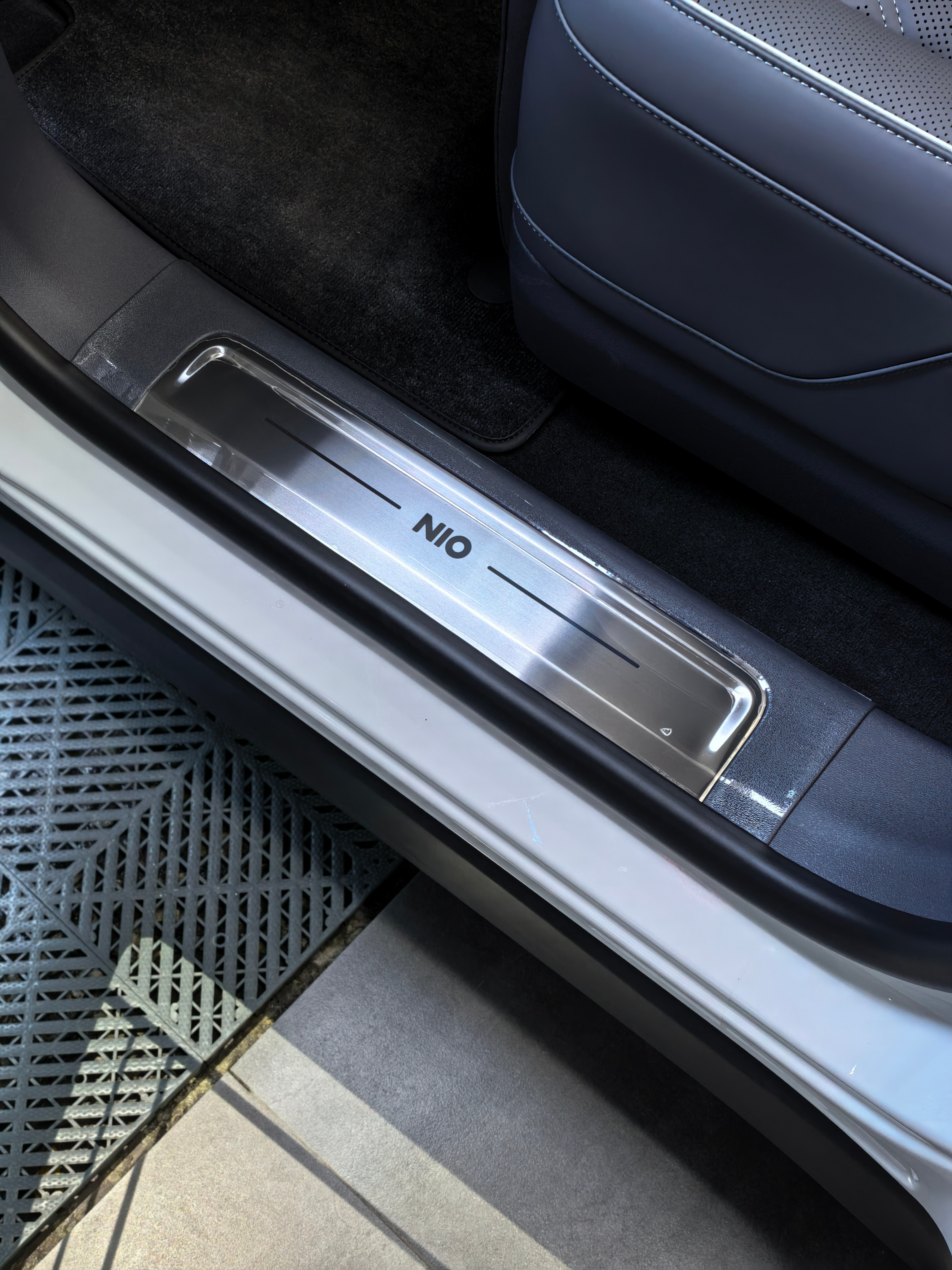 偶然发现这次ES8贴的车衣师傅还把门槛（车体部分）给贴上了塑料踏板是我叮嘱过