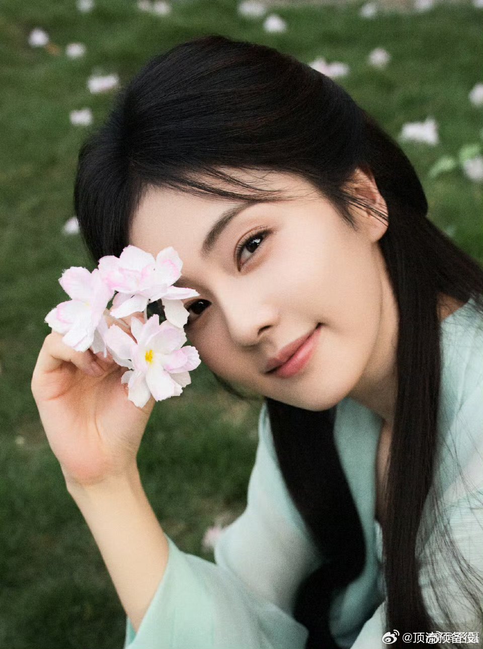 白鹿丞磊莫离杀青啦丞磊分享了镜头下的白鹿好甜被鹿鹿美一