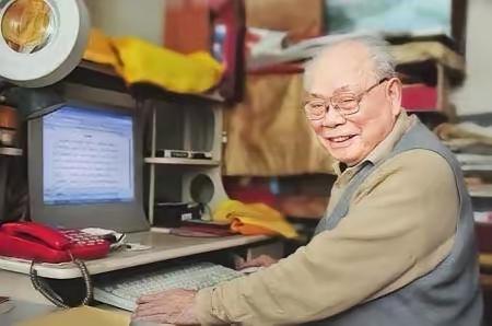 1949年，地下党员马识途正准备回公馆，却看到保姆坐在门口，还警惕地盯着他，马识