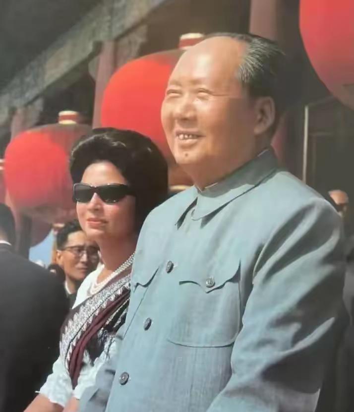 这是毛主席和西哈努克亲王夫人的真实样貌，都看看吧，这不是演员扮演的。西哈努克