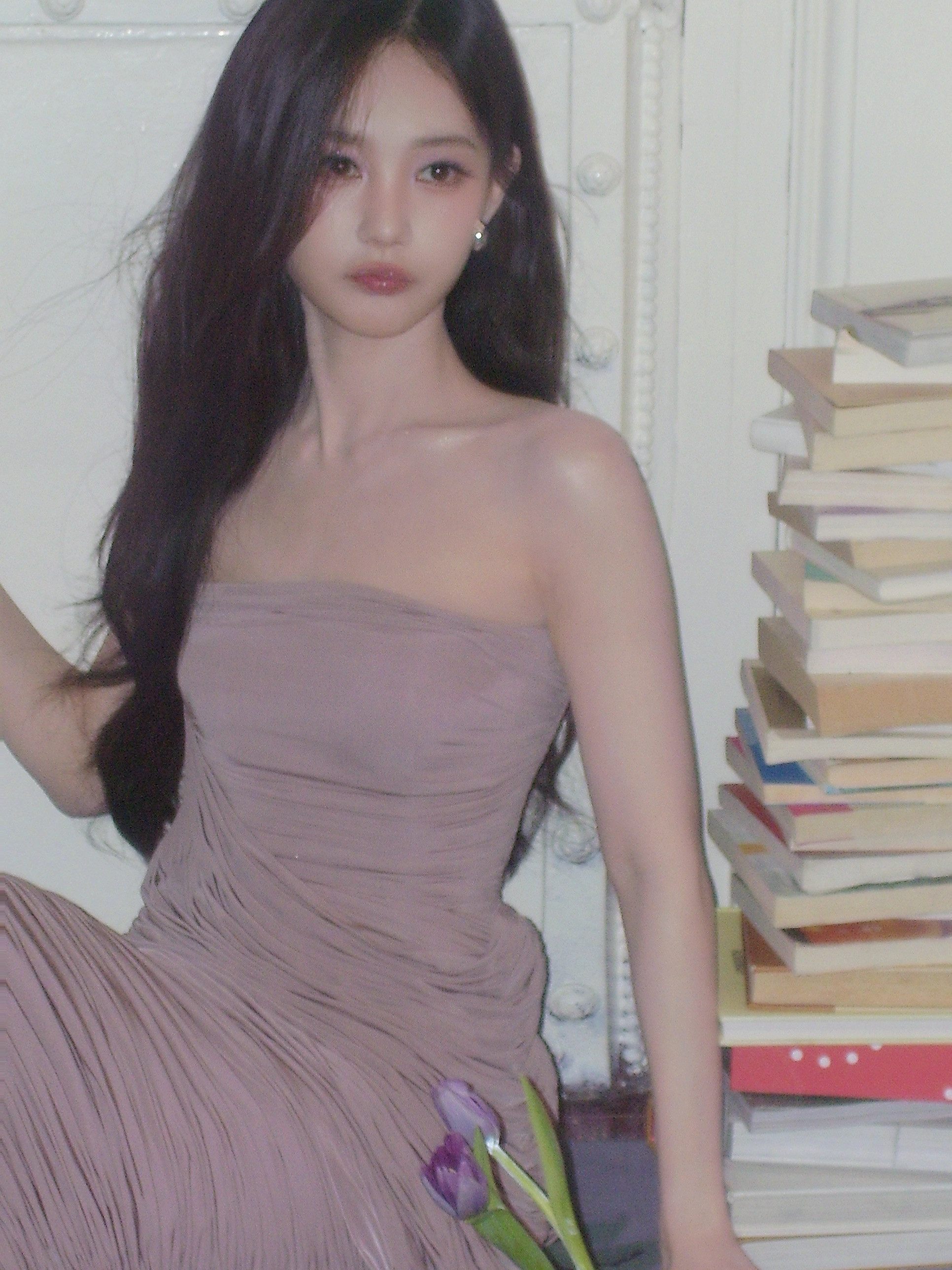 长发搭配抹胸裙，李一桐一颦一笑都好灵动。#李现李一桐剧宣#​